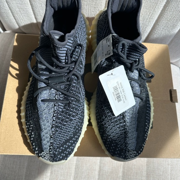 Yeezy Boost 350 size 10 BRAND NEW - Picture 3 of 6